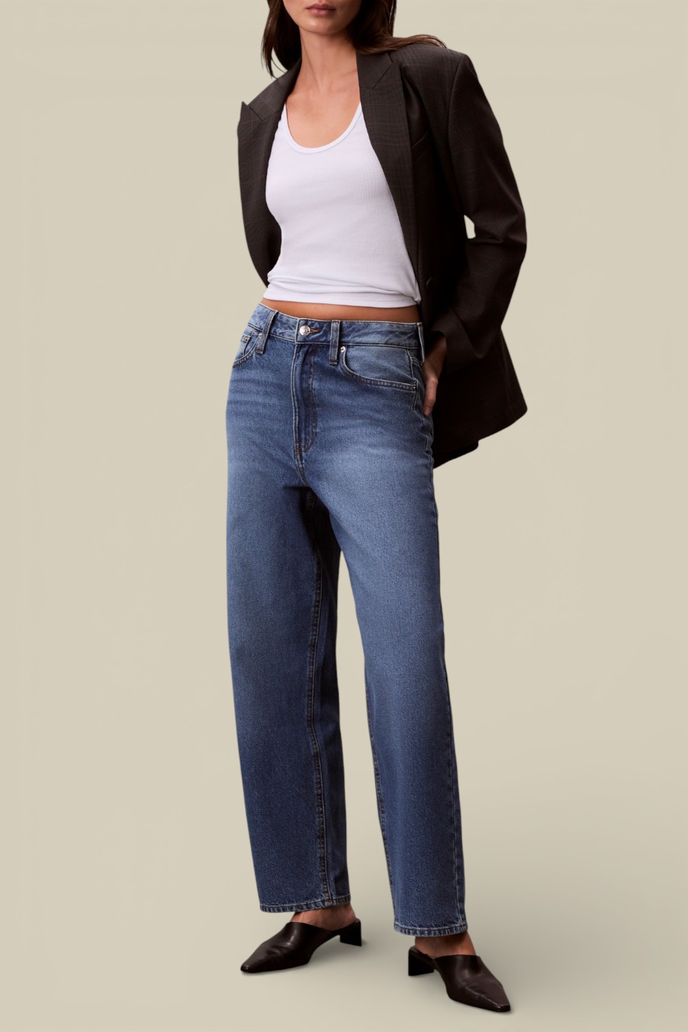 תמונת כל הלוק של מכנסי ג'ינס בגזרה ישרה